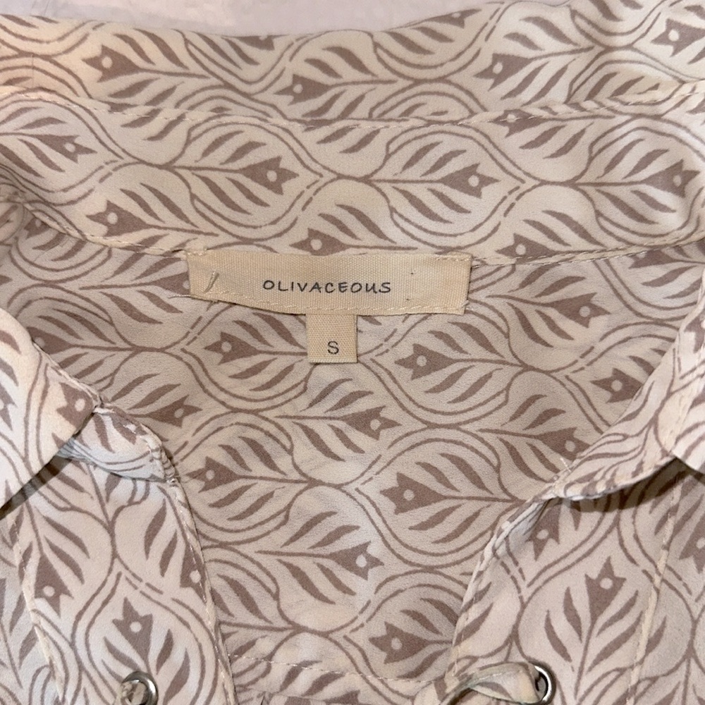 Olivaceous Pullover Blouses Size Small Cream Print - image 6